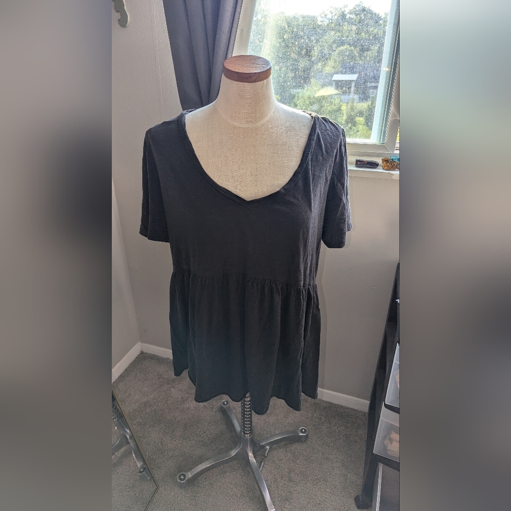 Terra & Skye charcoal gray V Neck flowy Tee in women's size 0X (14W)